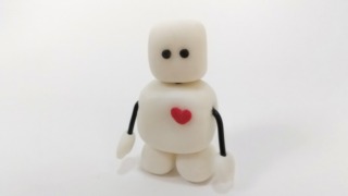 胸にハートをつけたロボット人形
